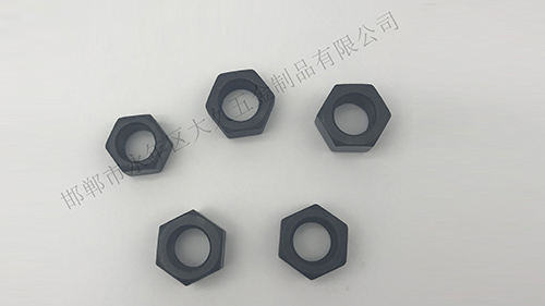 在大久五金看來(lái)，六角螺母是將機(jī)械設(shè)備緊密連接起來(lái)的重要零件